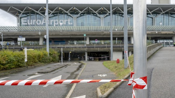 epa10928987 An exterior view of the evacuated Euroairport Basel-Muelhausen airport in Basel, Switzerland, 20 October 2023. The airport was evacuated again on 20 October afternoon due to a bomb alarm.  ...