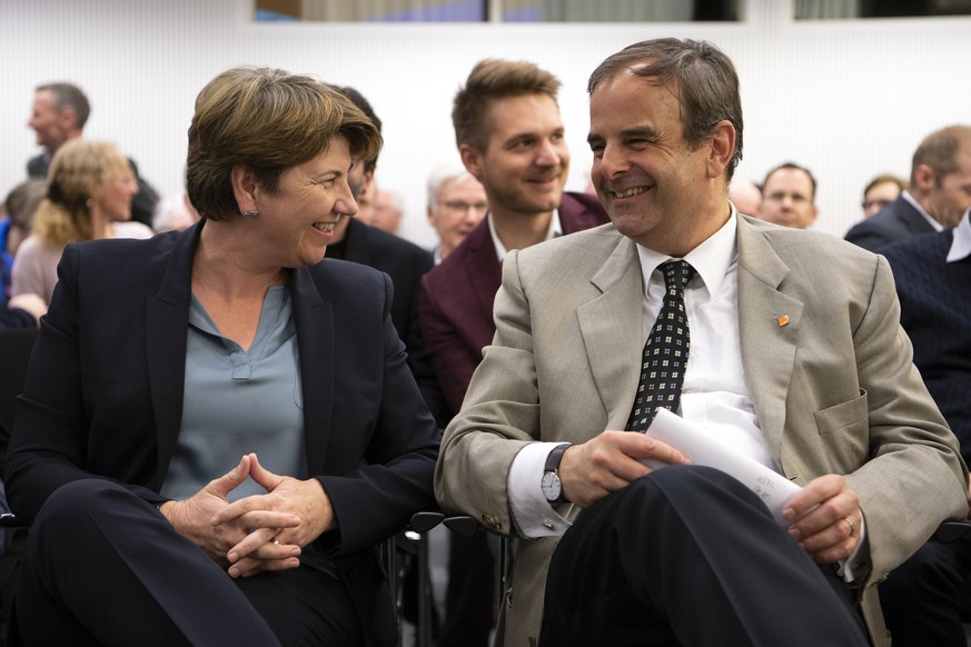 Bundesraetin Viola Amherd, links, und Gerhard Pfister, Parteipraesident CVP Schweiz, rechts, lachen anlaesslich der Nominationsveranstaltung der CVP des Kantons Bern zu den Nationalratswahlen 2019, am ...