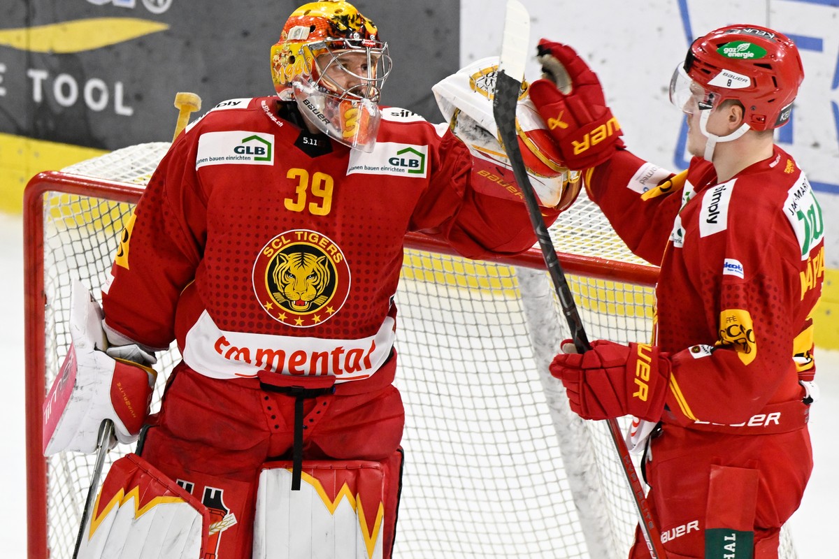 Tigers Goalie Luca Boltshauser, links, und Saku Maeenalanen, jubeln nach dem Eishockey-Qualifikationsspiel der National League zwischen den SCL Tigers und dem Genf-Servette HC, am Freitag, 26. Januar  ...