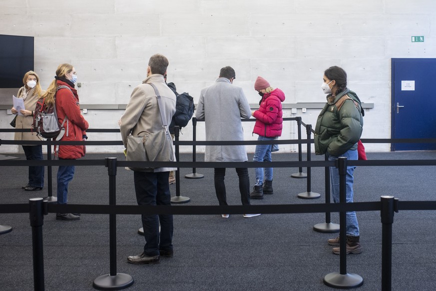 Menschen warten auf ihre Impfungen im Boosterimpfzentrum in Zuerich-Oerlikon, aufgenommen am Montag, 6. Dezember 2021. Im Impfzentrum sind pro Tag um die 2000 Auffrischimpfungen auf 12 Impfstrassen mo ...