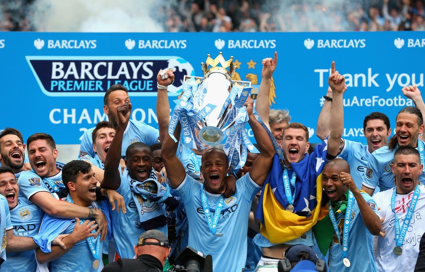 Da ist das Ding! Kompany stemmt den Premier-League-Pokal.