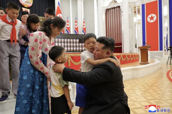 Kim Jong Un umarmt Soldaten, die an der russischen Front gekämpft haben