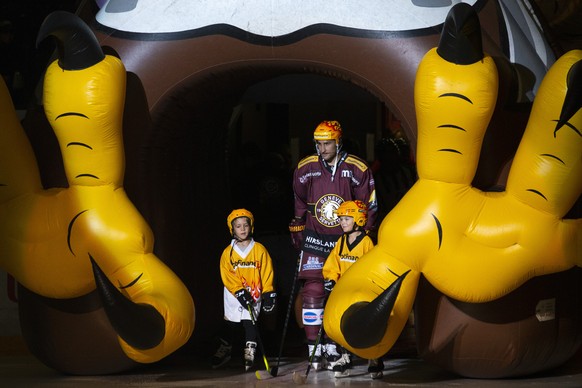 PostFinance Top scorer kids and PostFinance Top Scorer Geneve-Servette&#039;s forward Valtteri Filppula, of Finland, arrive on ice, prior a National League regular season game of the Swiss Championshi ...