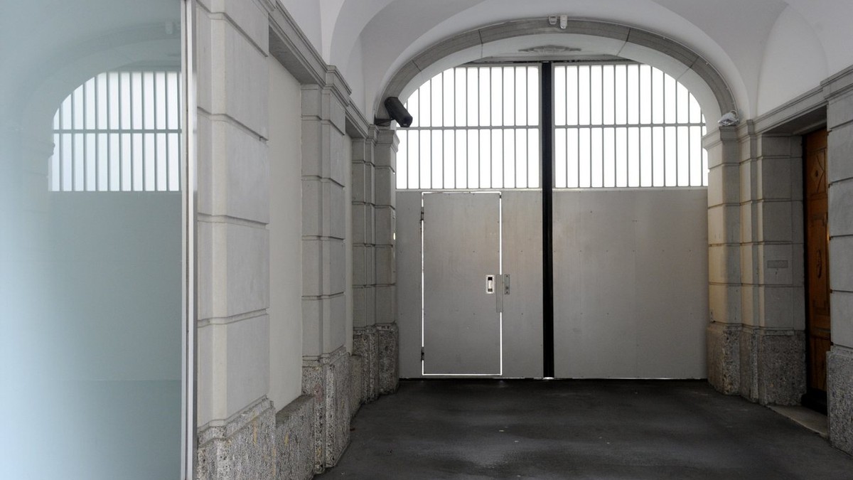 Eingang zum Regionalgefaengnis an der Neugasse in St. Gallen, am Freitag, 19. November 2010. Der als "Lehrermoerder von St. Gallen" bekannte Gecaj war am Morgen von einem Mitarbeiter des Reg ...