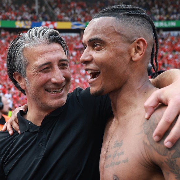 Murat Yakin et Manuel Akanji: les sourires sont de mise