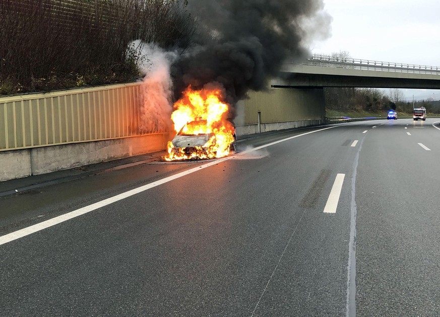 Das Auto brannte auf dem Pannenstreifen total aus.