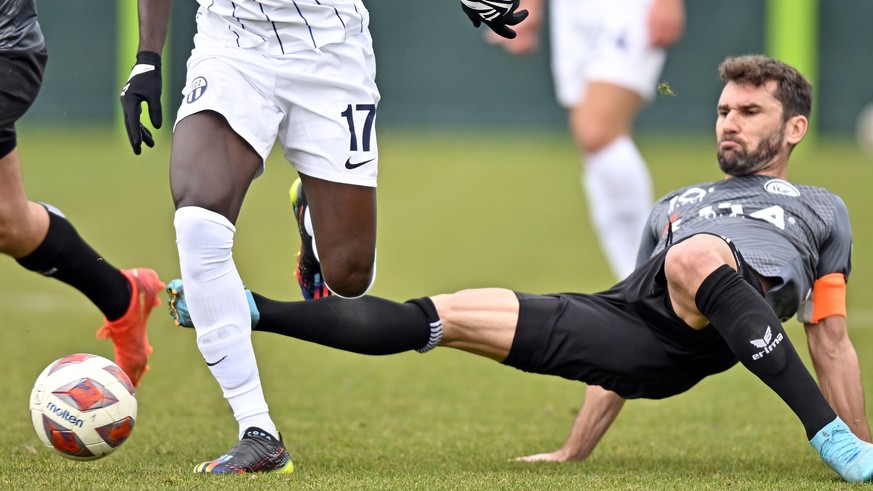 Der Zuercher Cheick Conde, Mitte, gegen die Wiler Philipp Muntwiler, rechts, und Nikoas Muci, links, beim Fussball Testspiel FC Zuerich gegen den FC Wil 1900 im Sportzentrum Heerenschuerli in Zuerich  ...