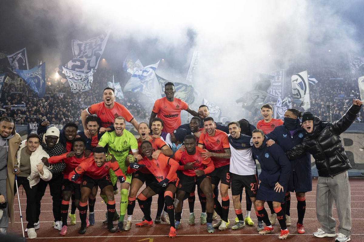 Die Zuercher jubeln nach ihrem Sieg im Fussball Schweizer Cup Achtelfinal zwischen dem Grasshopper Club Zuerich, GC, und dem Zuerich, FCZ, im Stadion Letzigrund, am Dienstag, 3. Dezember 2024 in Zueri ...