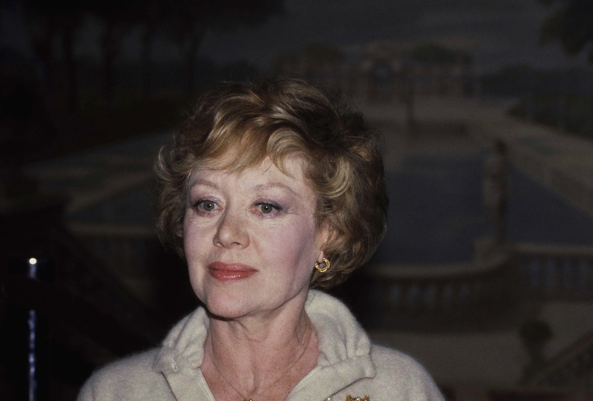 CORRECTS DAY OF DEATH TO JAN. 4 - FILE - Actress Glynis Johns is shown, Sept. 11, 1982. Johns, a Tony Award-winning stage and screen star who played the mother opposite Julie Andrews in the classic mo ...