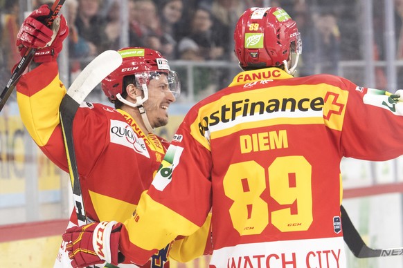 Biels Fabian Luethi, links, und Dominik Diem, jubeln, im ersten Playoff-Halbfinalspiel der Eishockey National League zwischen, dem EHC Biel und dem HC Lugano, am Dienstag, 27. Maerz 2018, in der Tisso ...