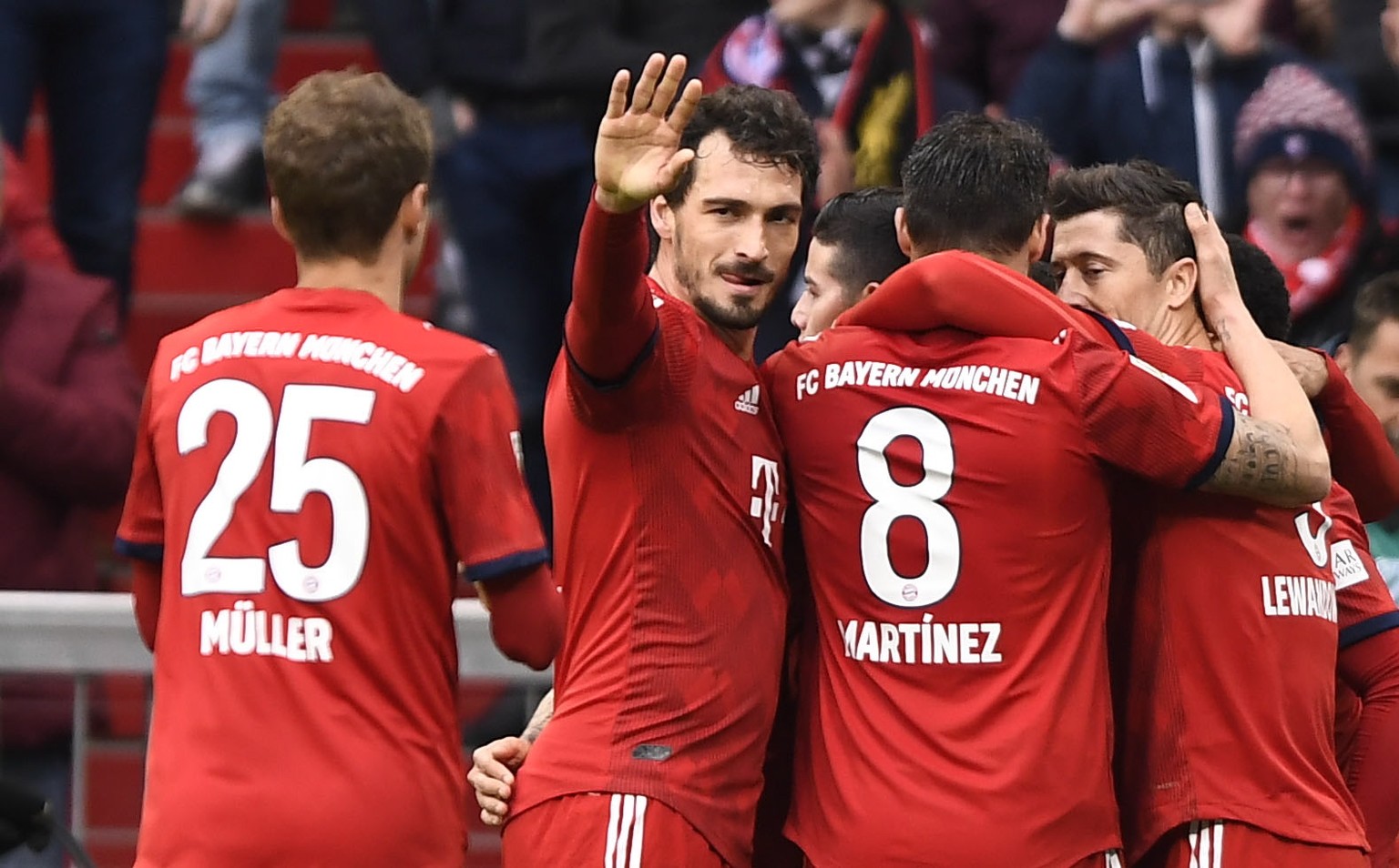 epa07424786 Bayern&#039;s Thomas Mueller (L) and Bayern&#039;s Mats Hummels (2nd L) celebrate during the German Bundesliga soccer match between Bayern Munich and VfL Wolfsburg in Munich, Germany, 09 M ...