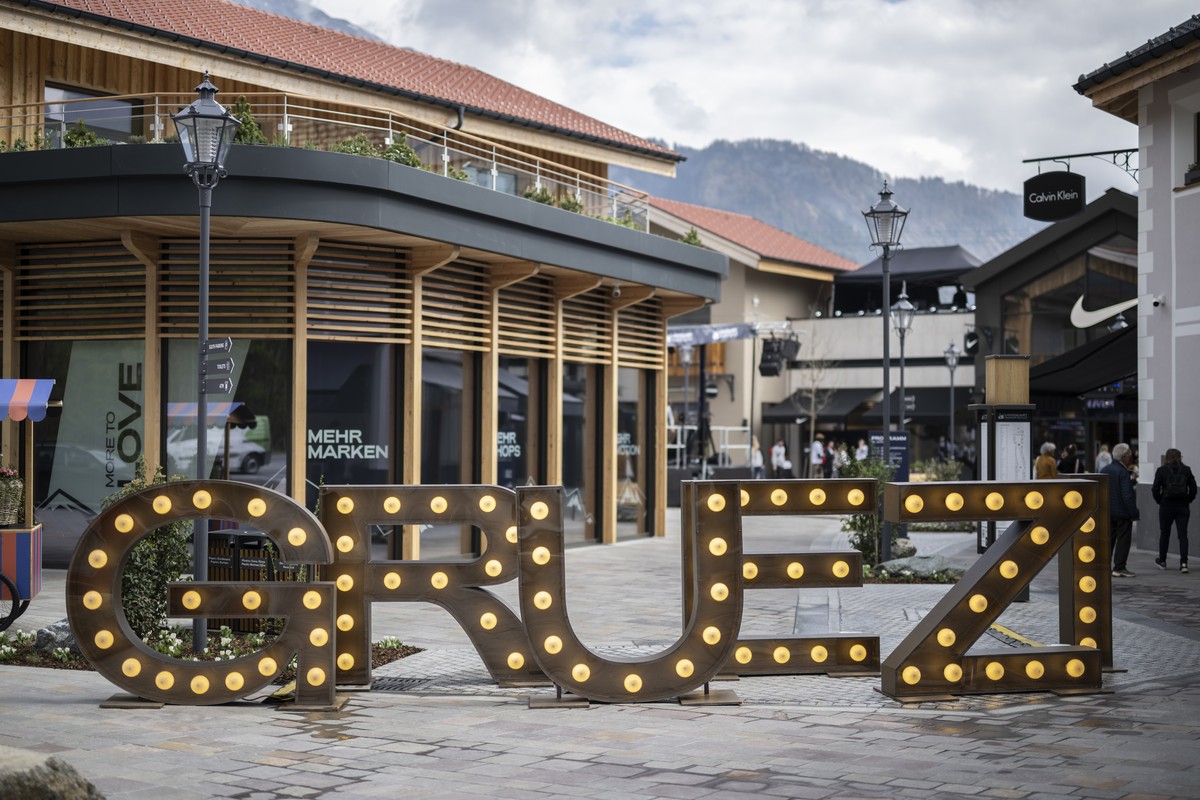 Ein Gruezi steht am Eingang der Erweiterung des Landquart Fashion Outlets, aufgenommen bei dessen Eroeffnung, am Donnerstag, 20. April 2026, in Landquart. (KEYSTONE/Gian Ehrenzeller)