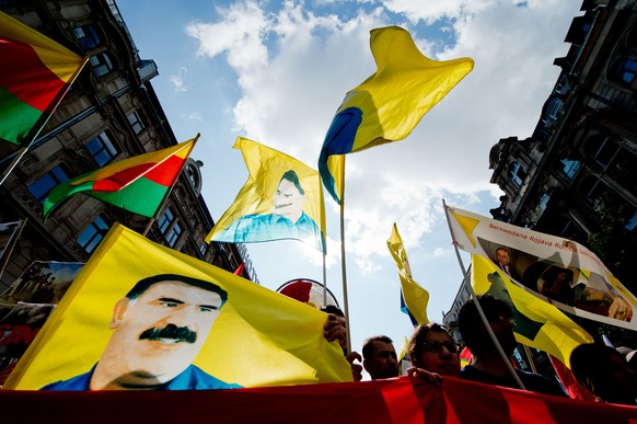 Kurdische Demonstranten halten Plakate mit dem Konterfei von PKK-Führer Öcalan in die Höhe.