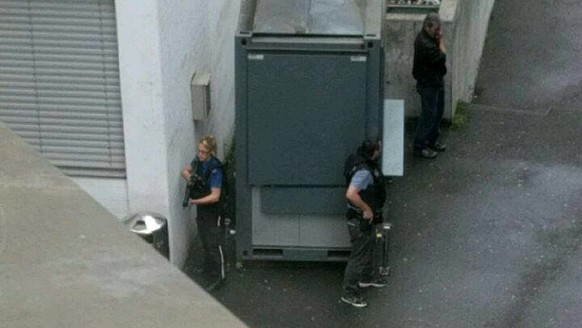 Die Polizei beim Einsatz bei der Schule.