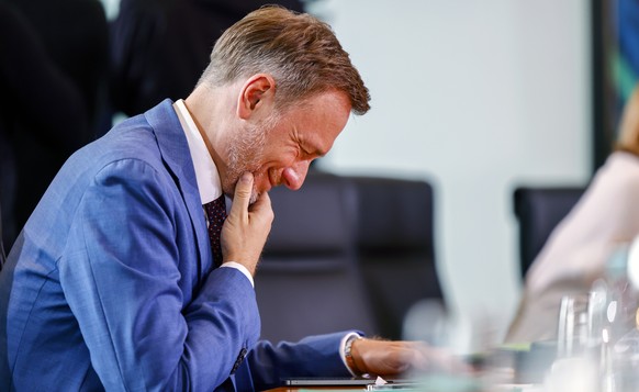 epa10591993 German Finance Minister Christian Lindner attends the weekly cabinet meeting of the German government at the Chancellery in Berlin, Germany, 26 April 2023. EPA/HANNIBAL HANSCHKE