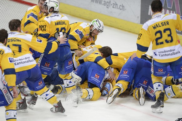 Die Davoser jubeln nach dem fuenften Playoff-Finalspiel der National League A zwischen den ZSC Lions und dem HC Davos am Samstag, 11. April 2015, im Hallenstadion in Zuerich. Der HC Davos hat die Play ...