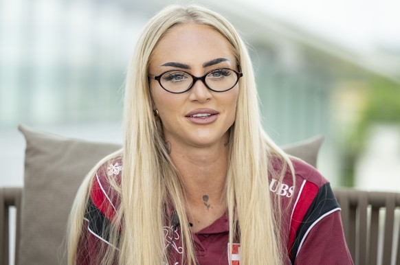 Die Schweizer Fussballerin Alisha Lehmann waehrend einer Medienrunde, anlaesslich eines Mediaday vor dem Start der 2. EM-Vorbereitungswoche der Schweizer Frauen Fussball Nationalmannschaft , am Montag ...