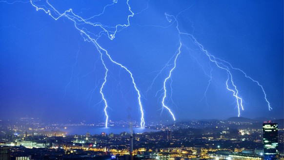 LANGZEITBELICHTUNG - Ein Gewitter mit zahlreichen Blitzen zieht ueber die Stadt Zuerich in der Nacht auf Freitag, 24. August 2012. Fotografiert von der &quot;Waid&quot; am Hoenggerberg. (KEYSTONE/Ales ...