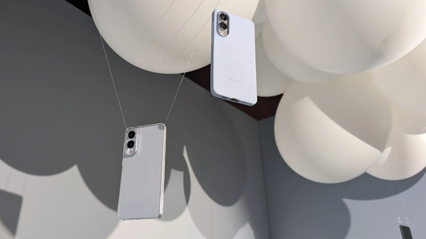 Luftig leicht: Mit 163 Gramm ist das Galaxy S25 Edge selbst mit Hülle spürbar leichter als andere Smartphones in dieser Klasse.
