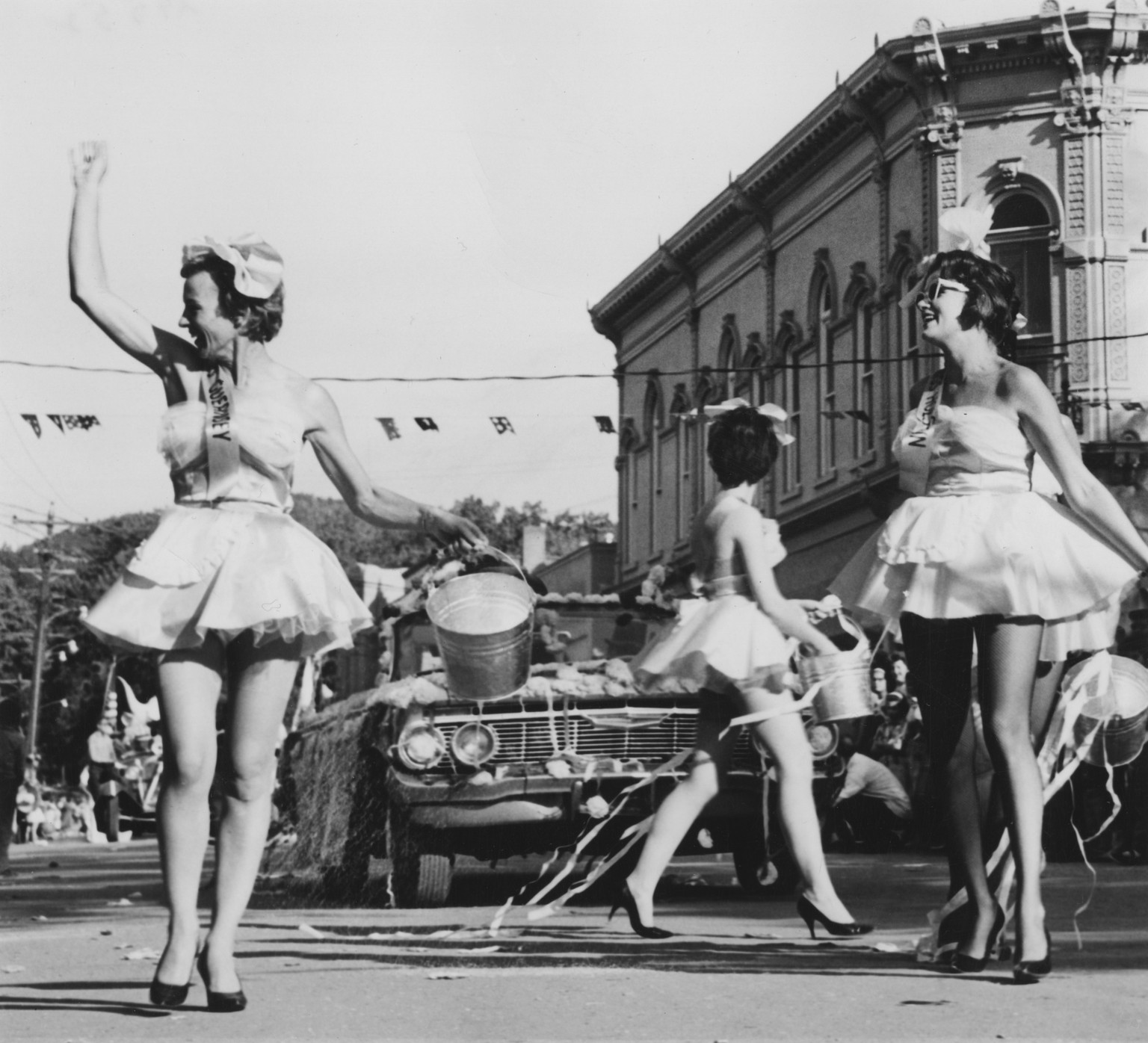 Der Palace of the Governors in Santa Fe rechts im Bild ist das älteste Gebäude der USA. Das Foto zeigt eine Parade bei den Fiestas de Santa Fe in den 60ern.