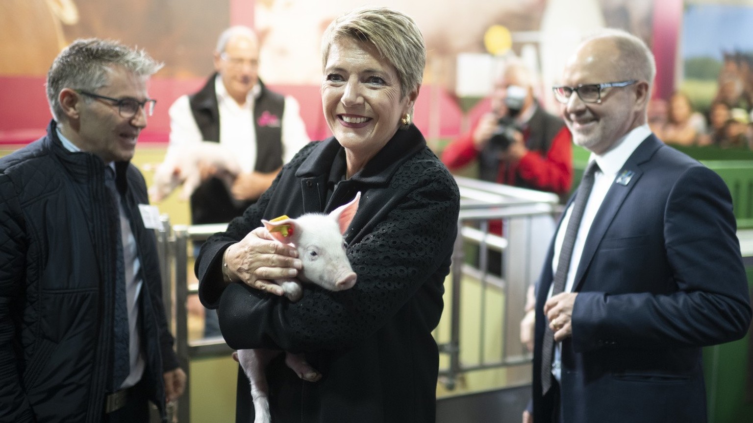 Bundesraetin Karin Keller-Sutter und der St. Galler Regierungspraesident Stefan Koelliker mit einem Saeuli, bei der Eroeffnung der 80. OLMA Schweizer Messe fuer Landwirtschaft und Ernaehrung, am Donne ...