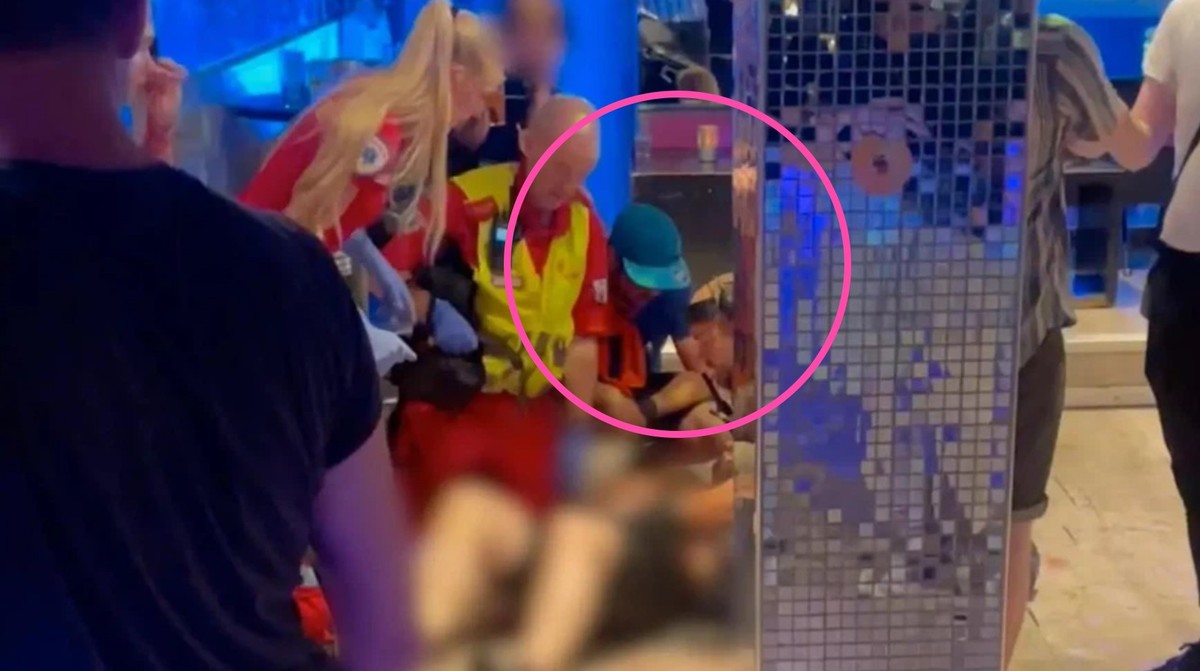 Des secouristes à l'intérieur du London Bar. Au centre, avec la casquette, le Suisse Kevin Schweizer.