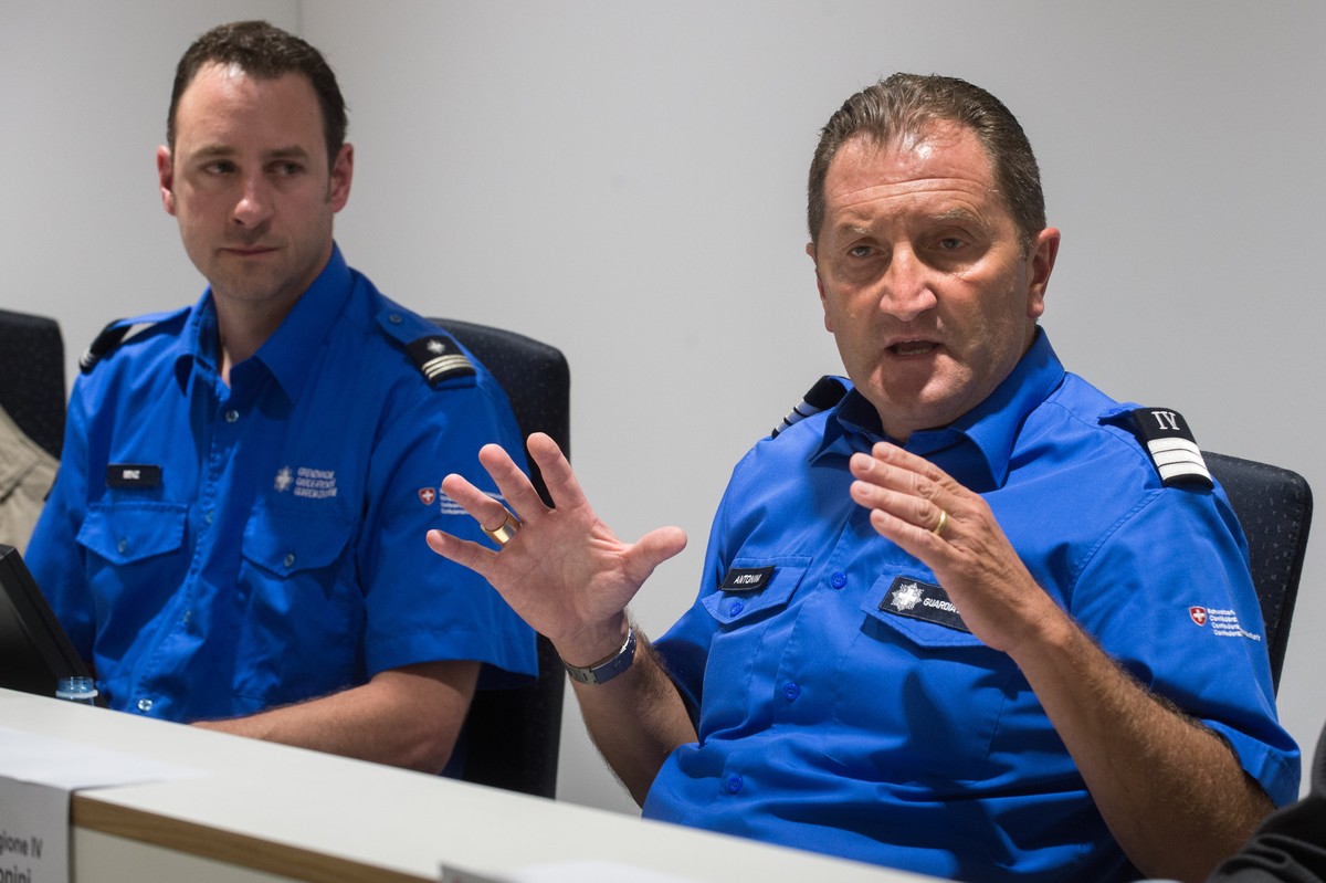Patrick Benz, Verbindungsoffizier des Bundesamtes fuer Migration des Grenzwachtkorps, links, und Mauro Antonini, Kommandant der Grenzwache Region 4, links, informieren ueber die Migrationssituation an ...