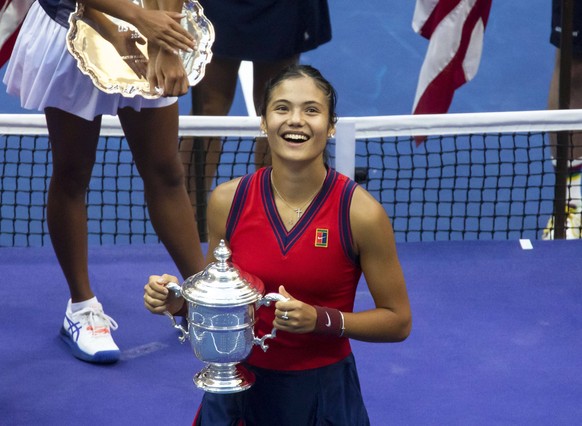 210912 -- NEW YORK, Sept. 12, 2021 -- Emma Raducanu of Great Britain poses during the awarding ceremony after the women s singles final of the 2021 US Open between Emma Raducanu of Great Britain and L ...