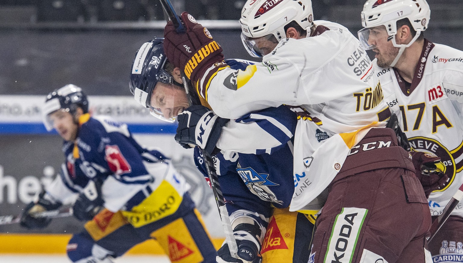 Justin Abdelkader, mitte, von Zug im Spiel gegen Henrik Toemmernes, rechts, von Servette beim Eishockey Meisterschaftsspiel in der Qualifikation der National League zwischen dem EV Zug und dem Geneve  ...