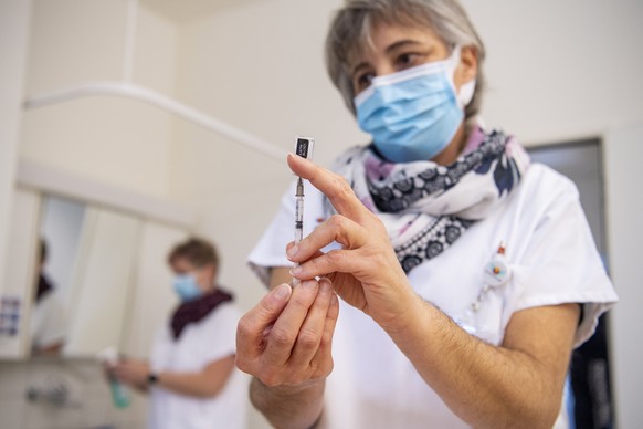 epa08922832 Pfizer Biontech&#039;s Corona vaccine is prepared on the day of the vaccination launch in the canton of Uri at the Uri Cantonal Hospital in Altdorf, Switzerland, 04 January 2021 (issued 06 ...