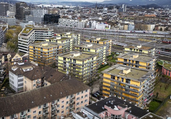 Die Sugus-Wohnbloecke auf dem Zuercher Roentgenareal, Mitte, am 8. Dezember 2024 in Zuerich. Ueber hundert Mietpaerteien mit rund 250 Bewohner sind von einer Leerkuendigung von drei Wohnbloecken auf d ...