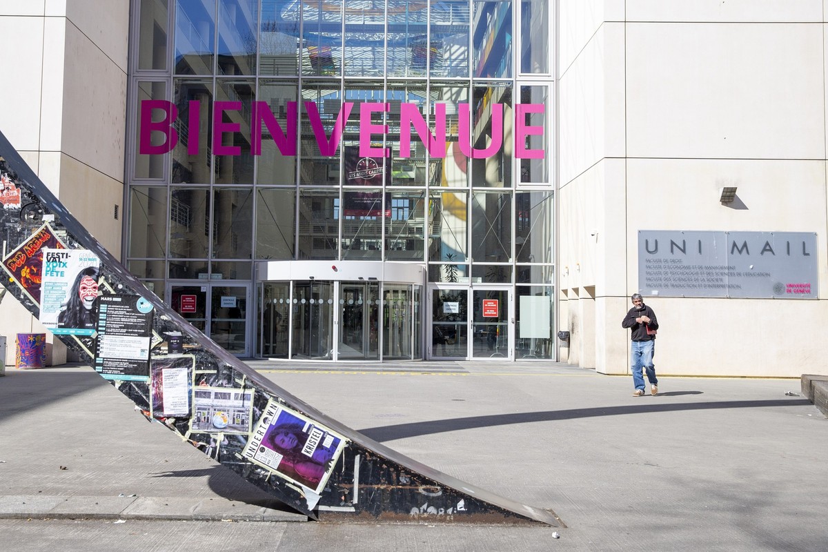 Vue de l'une des entree du centre centralise de depouillement de Uni Mail, lieu a huis clos a cause de la pandemie du coronavirus COVI-19, lors des elections municipales, ce dimanche 15 mars 2020 ...