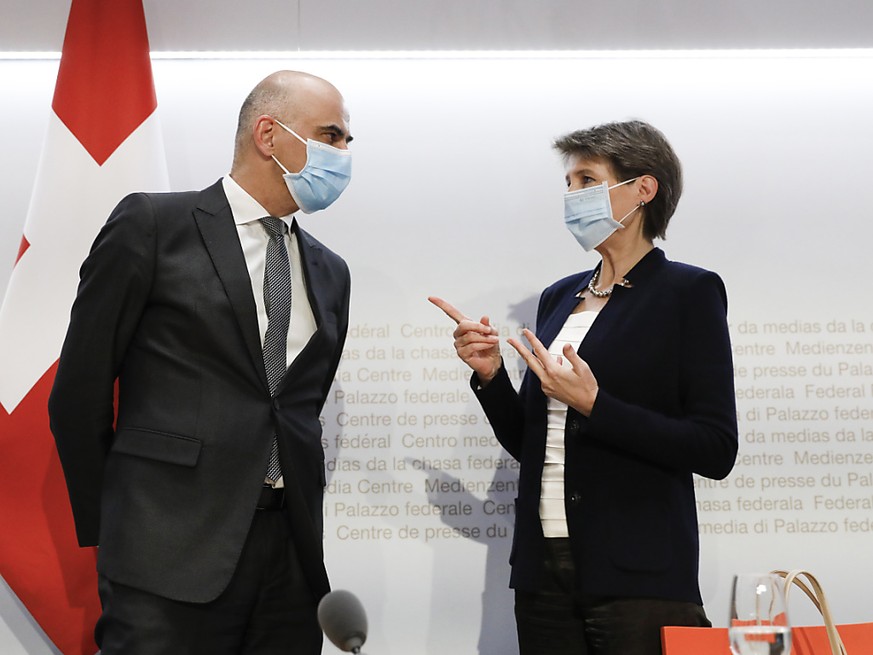 Der Bundesrat greift in der Pandemie nach dem Heft: Bundespr�sidentin Simonetta Sommaruga und Gesundheitsminister Alain Berset k�ndigen Pl�ne f�r versch�rfte Massnahmen an.