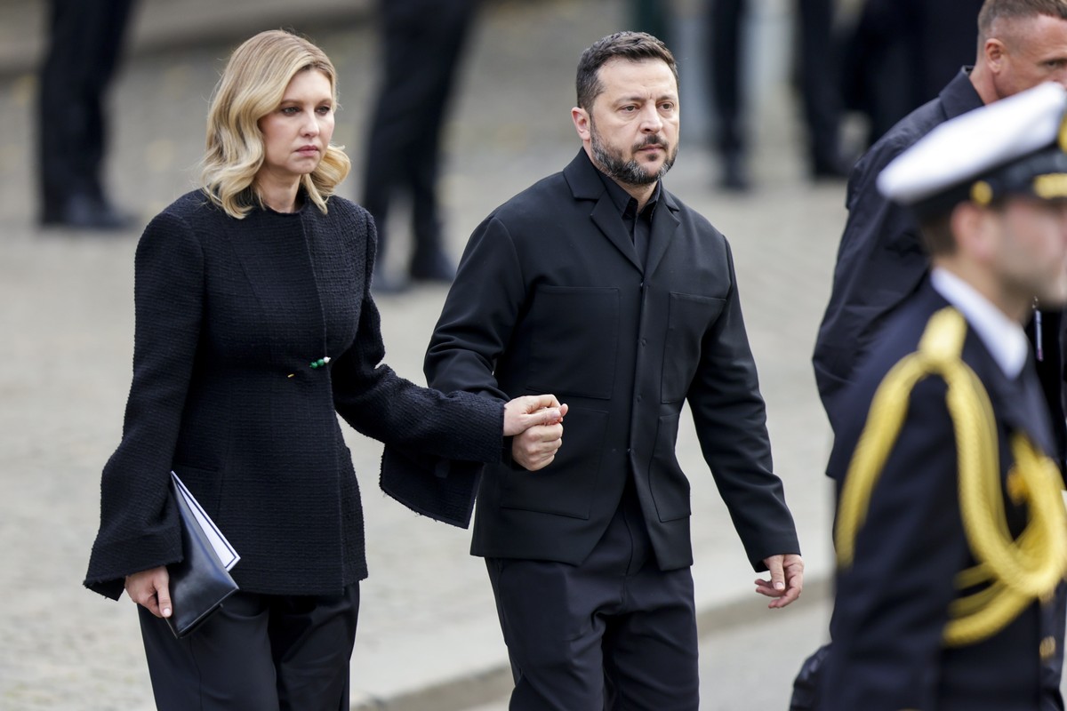 epa13225115 Ukrainian President Volodymyr Zelensky and First Lady Olena Zelenska depart as the coffin Norway's King Harald V is carried from Oslo Cathedral to Akershus Fortress following the fune ...