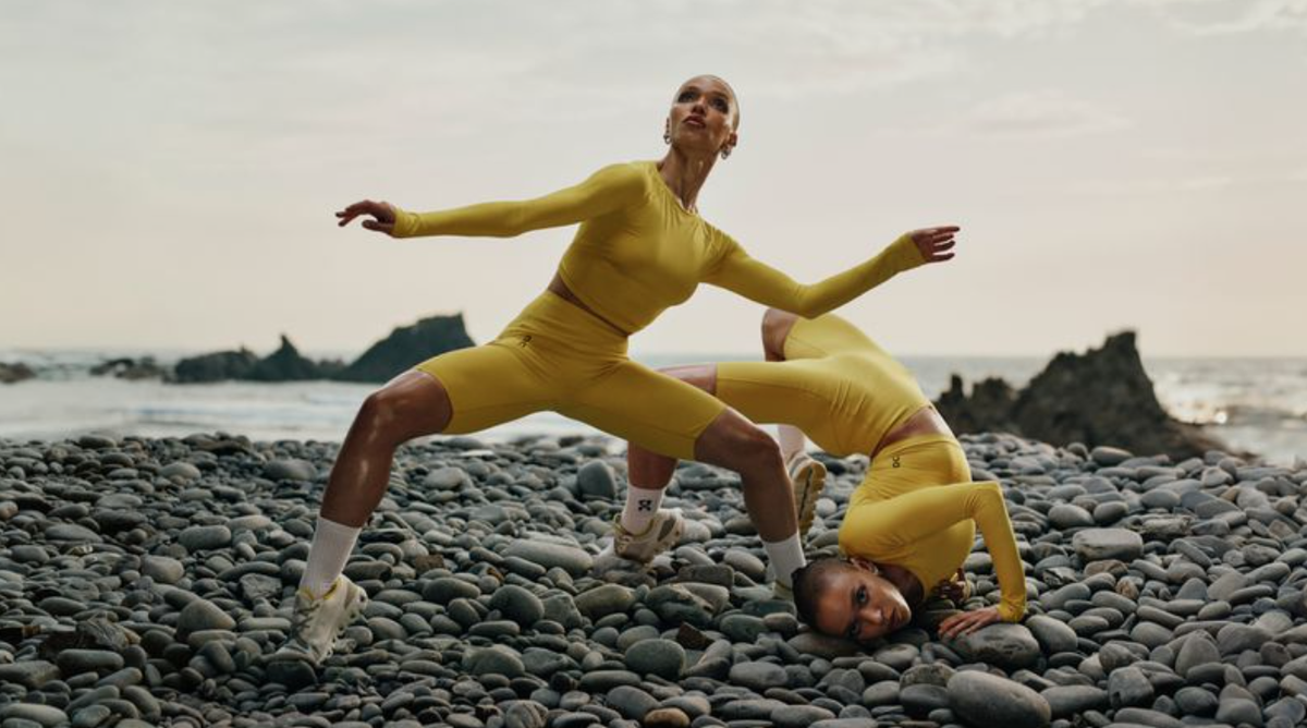 FKA twigs lors d'un shooting pour la marque On.