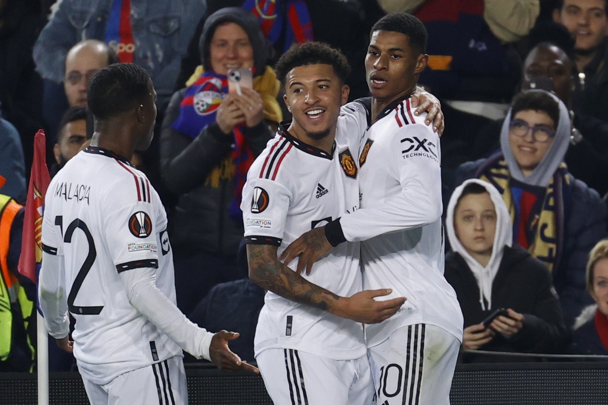 epa10471423 Manchester United's players celebrate the 1-2 goal during the Europa League playoff, first leg soccer match between FC Barcelona and Manchester United, in Barcelona, Spain, 16 Februar ...