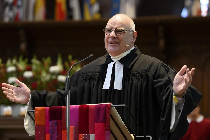 Viele Pfarrer predigen vor halbleeren Kirchenbänken.