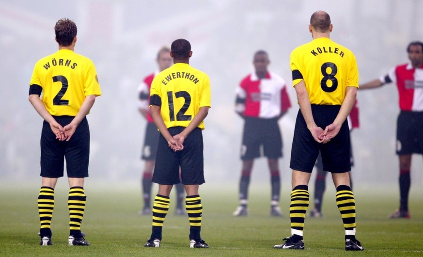 Players of Borussia Dortmund (L-R) German Christian Woerns, Brazilian Ewerthon and Czech Jan Koller observe a minute of silence for Pim Fortuyn prior to the start of the UEFA Cup soccer final match ag ...