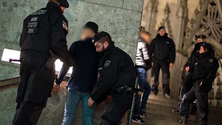 Angespannte Lage: Personenkontrollen beim Kölner Bahnhof am 5. Januar.