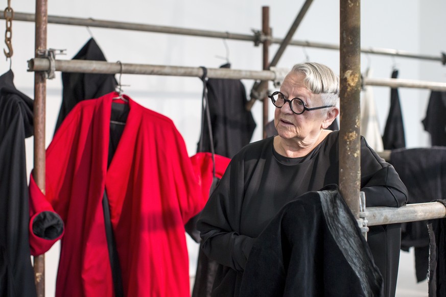 Christa de Carouge, Designerin und Modeschoepferin, bei einem Medienrundgang durch ihre Ausstellung im Kunsthaus Zug am Donnerstag, 16. November 2017. (KEYSTONE/Alexandra Wey)