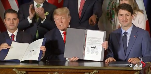 Am Ende präsentieren alle stolz die Verträge. Trudeau mit dem falsch unterzeichneten Exemplar hält sich vornehm zurück. Was für ein Gentleman.