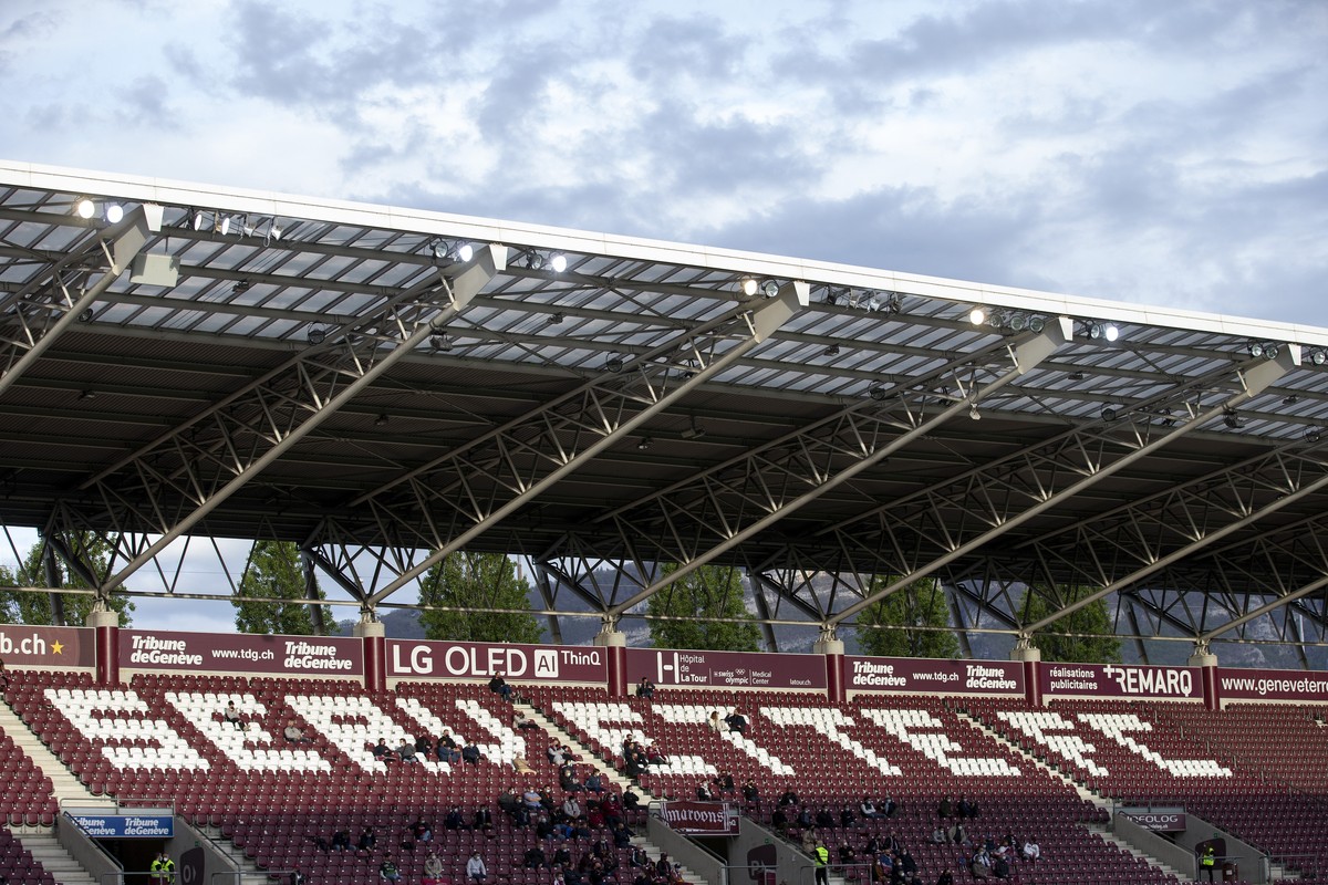 Servette's supporters wearing protective face masks as a precaution against the spread of the coronavirus COVID-19 look the game, during the Super League soccer match of Swiss Championship betwee ...