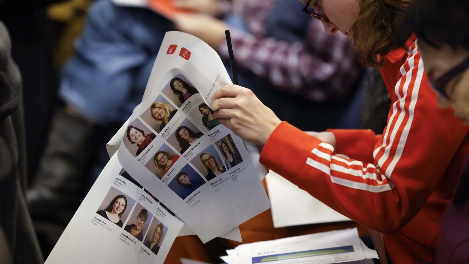 Ein Parteimitglied blaettert in den Listen der Kandidierenden fuer die Nationalratswahlen 2023, beim Parteitag der SP Kanton Bern, am Mittwoch, 1. Februar 2023, in Bern. (KEYSTONE/Peter Klaunzer)