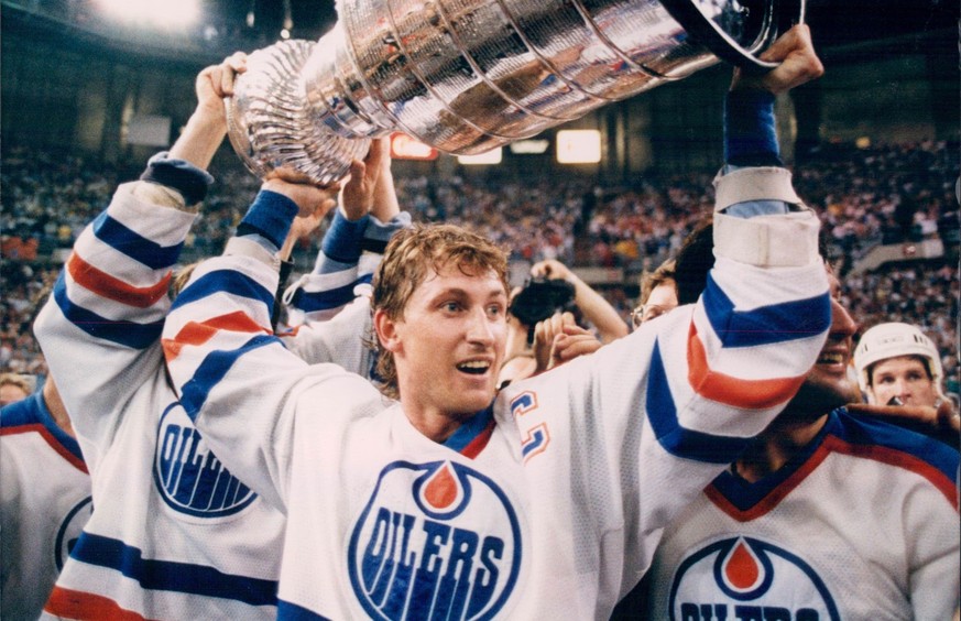 Wayne Gretzky lifts the Stanley Cup