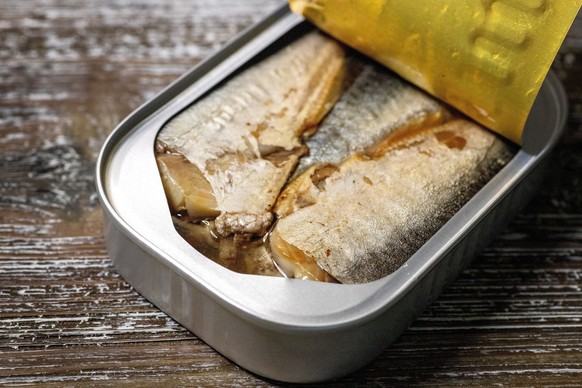 Sardinen sind sehr gut für die Knochen, weil sie Kalzium, Vitamin D und Protein enthalten.