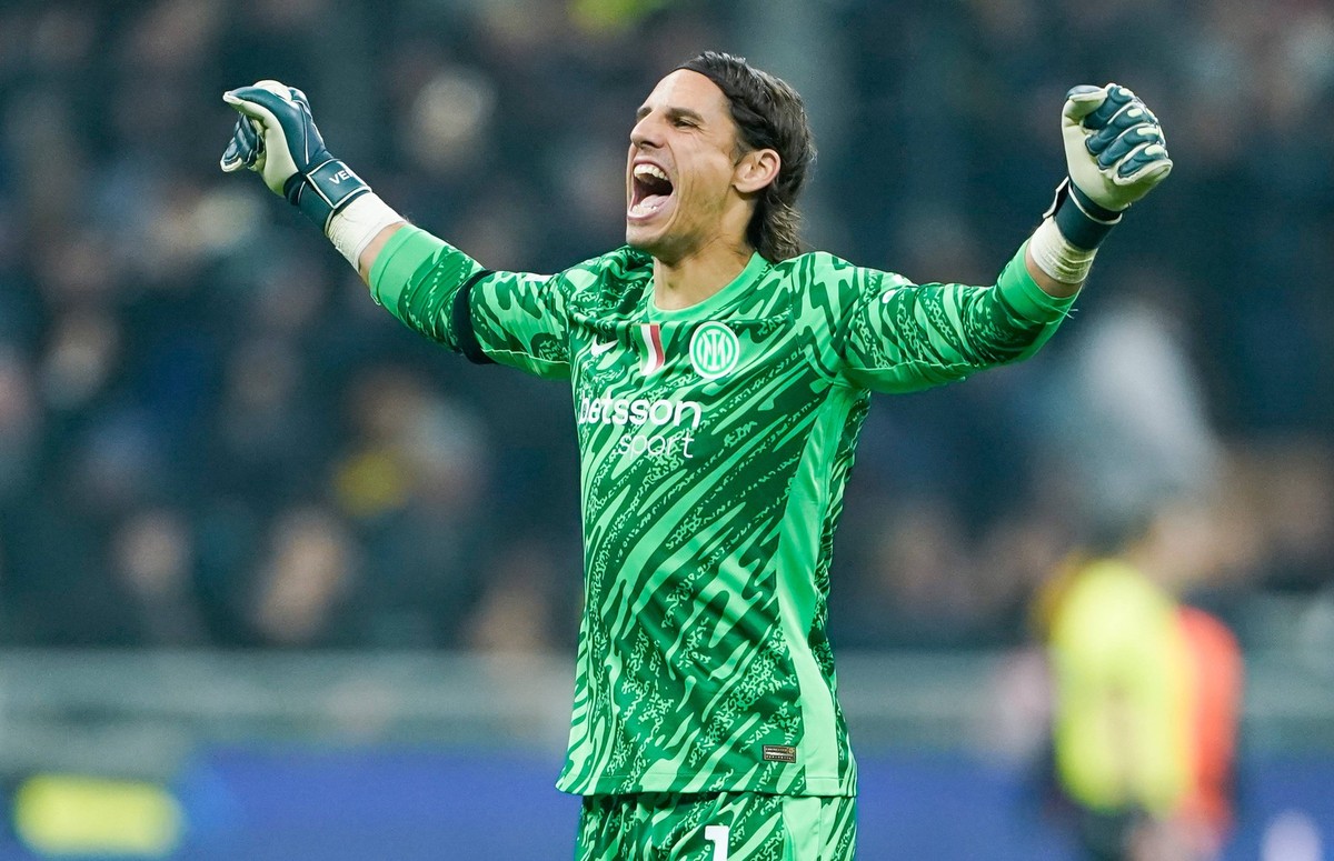 Milano Italy, November 6th 2024: Yann Sommer 1 Inter celebrates his teammates Hakan Calhanoglu 20 Inter goal from the penalty spot during the UEFA Champions League football match between FC Internazio ...