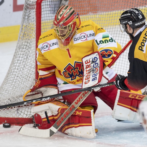 Berns Tristan Scherwey, rechts, im Duell mit Biels Goalie Jonas Hiller im Eishockey Meisterschaftsspiel der National League zwischen dem SC Bern und dem EHC Biel, am Donnerstag, 2. Januar 2020, in der ...