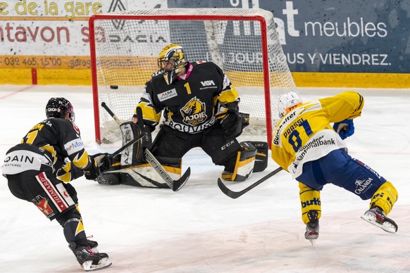 Davos&#039; Raphael Prassl, rechts, erzielt das 1:2 gegen Ajoies Torhueter Tim Wolf, Mitte, beim Eishockey-Qualifikationsspiel der National League zwischen dem HC Ajoie und dem HC Davos in der Raiffei ...