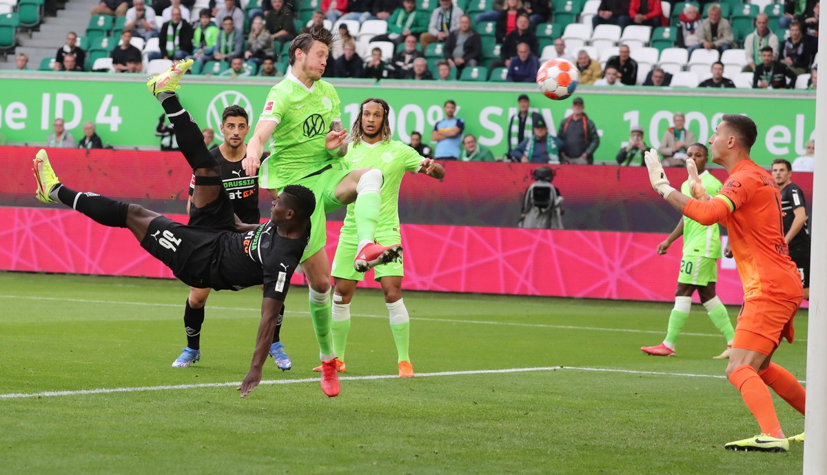 epa09501608 Moenchengladbach's Breel Embolo (L) scores the 0-1 goal during the German Bundesliga soccer match between VfL Wolfsburg and Borussia Moenchengladbach in Wolfsburg, northern Germany, 0 ...