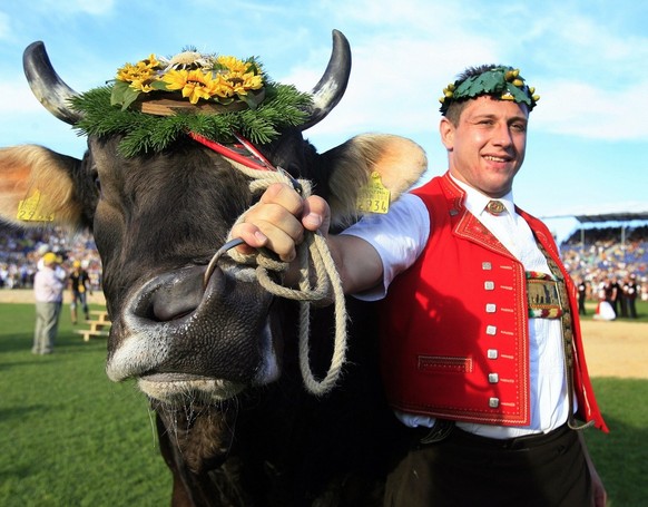 Schwingerkoenig Joerg Abderhalden mit Lebendpreis Dobi, aufgenommen am Sonntag, 26. August 2007, beim 41. Eidgenoessischen Schwing- und Aelplerfest im Schachen in Aarau. (KEYSTONE/Eddy Risch)